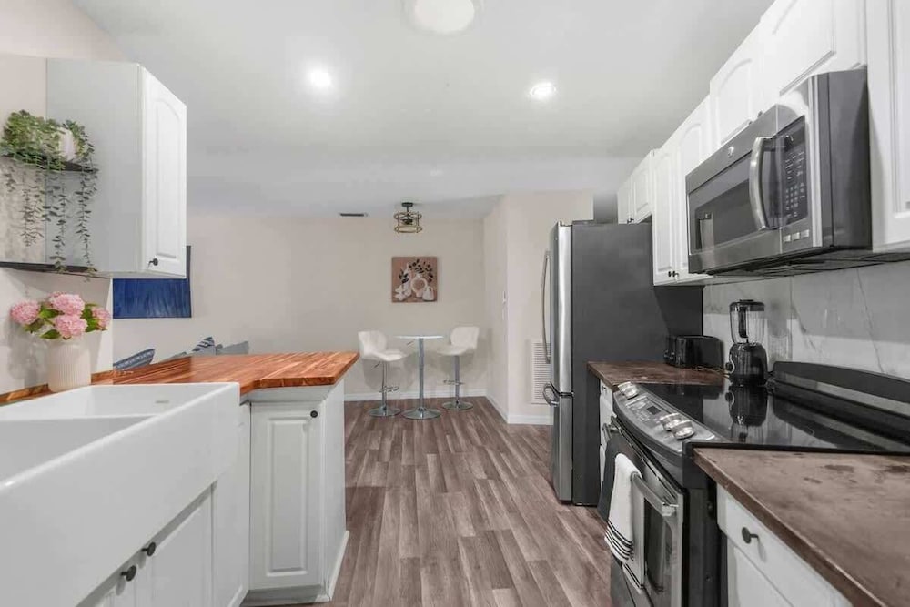 Hudson Retreat, 3 Bedroom Pool Home!