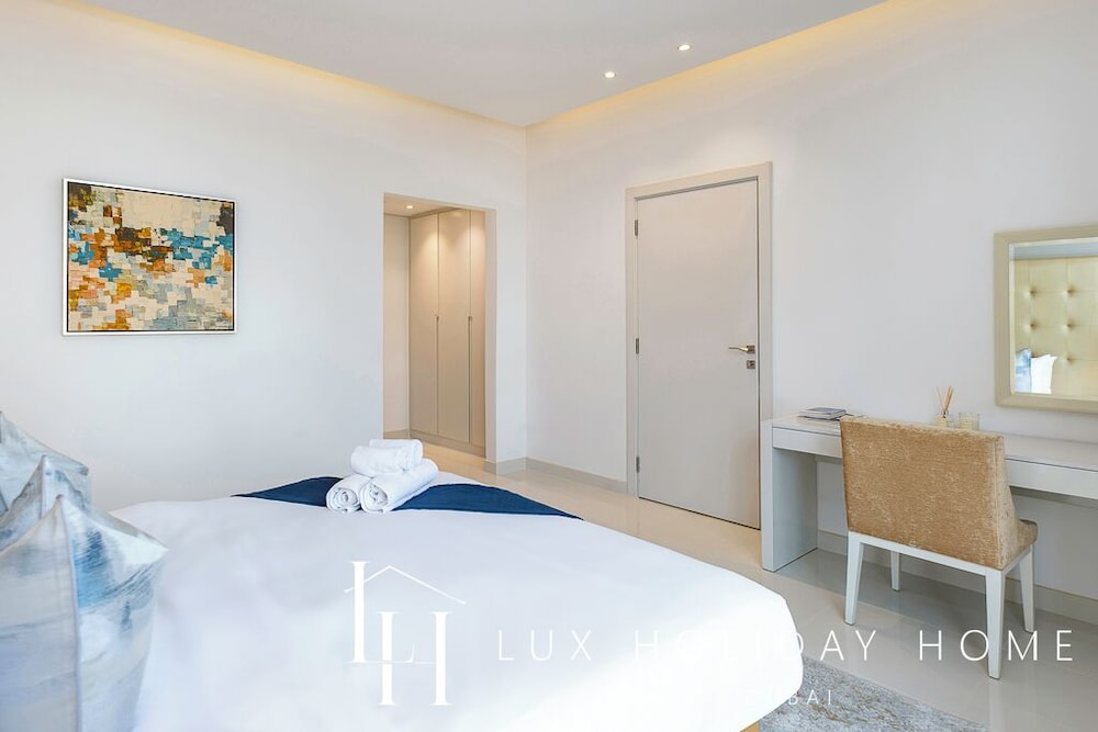 LUX The Voleo Canal View Suite