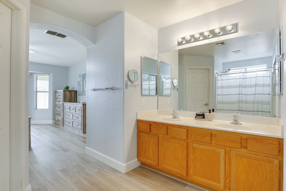 Spacious & Fenced Yard: Relaxing Home in Surprise