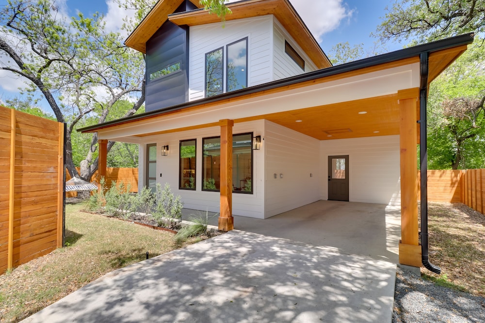 Chic Austin House w/ Spacious Backyard & Hammock