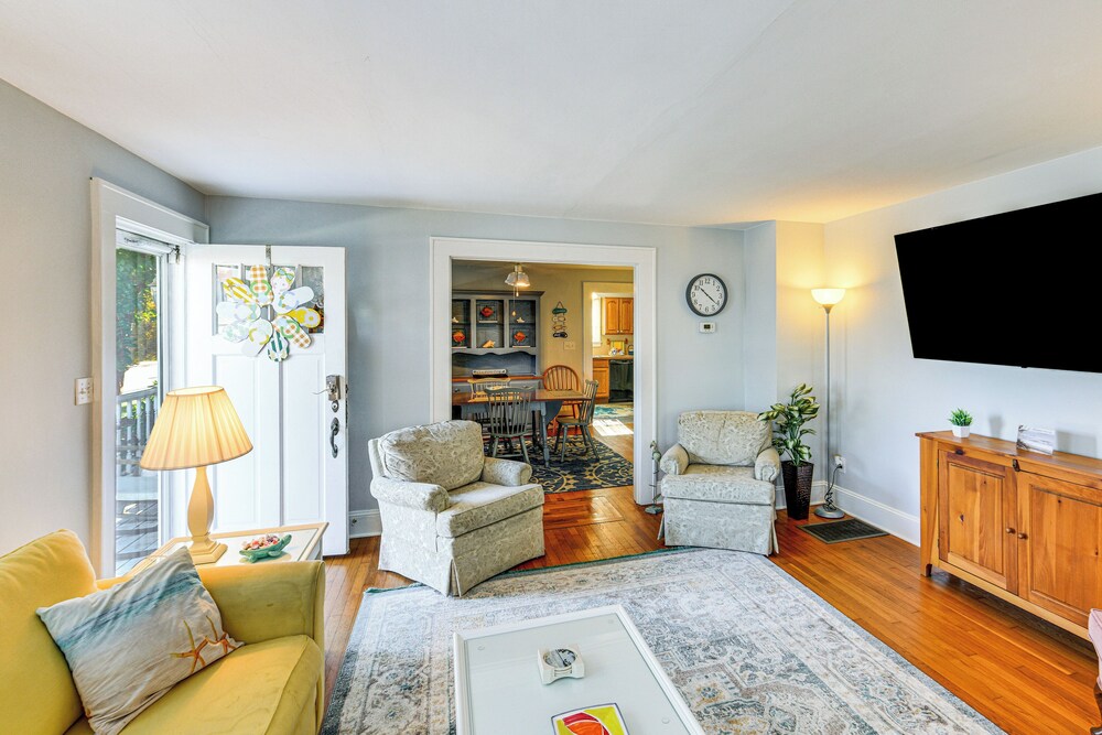 Cottage w/ Yard in Dtwn Chincoteague!