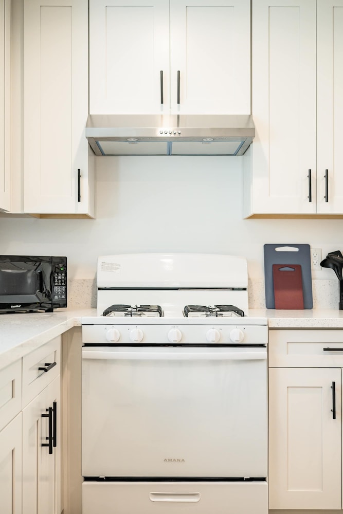 Modern Home Near Pasadena Garage Full Kitchen