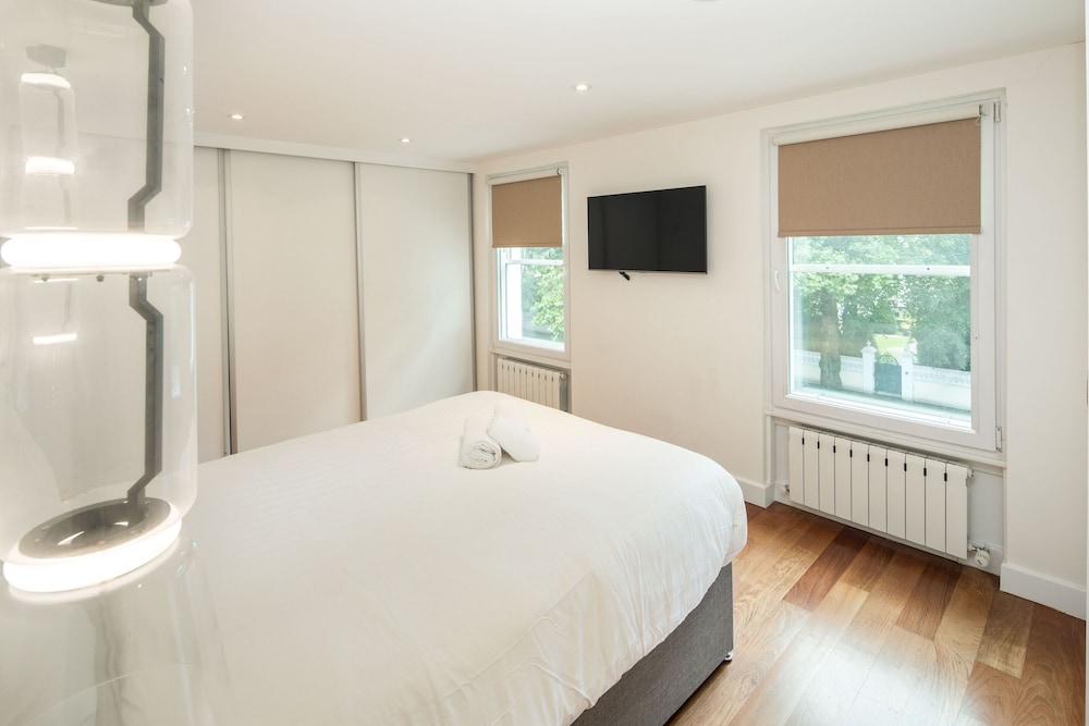 Luxury 2BD Apartment in Holland Park