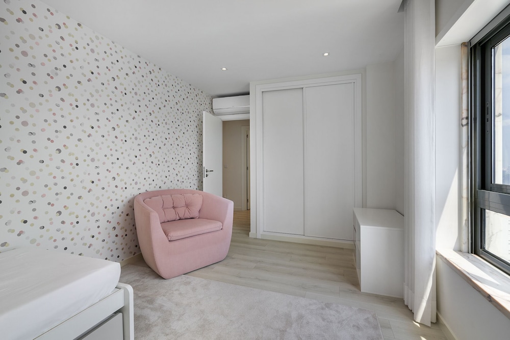 Family Condo: Urban Retreat W/Parking, Ac, Elevator In Great Location