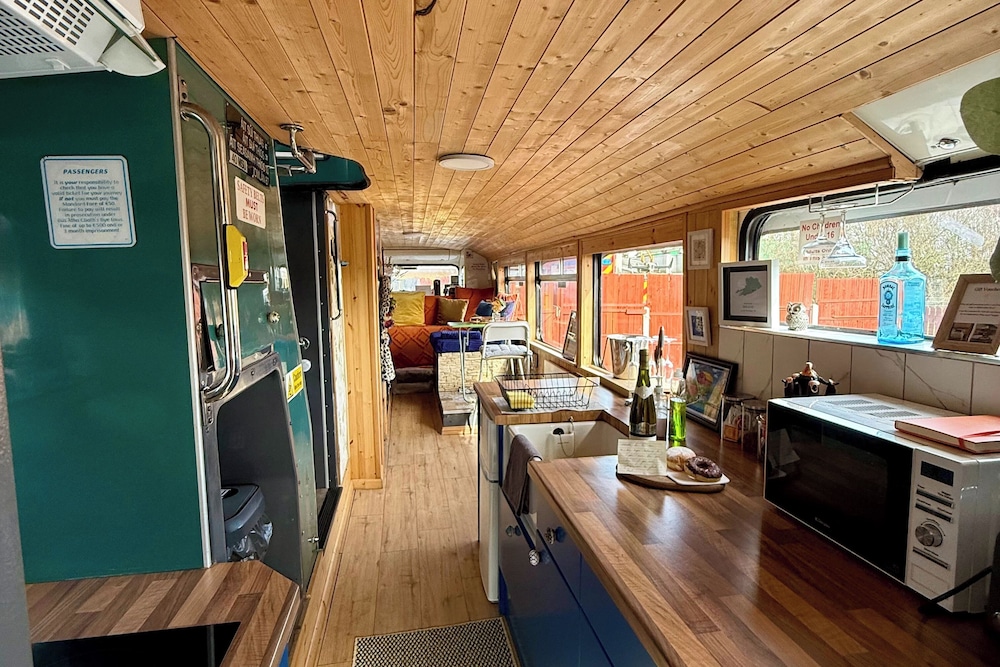 Ballinadee Bus - Boutique Bus Accommodation