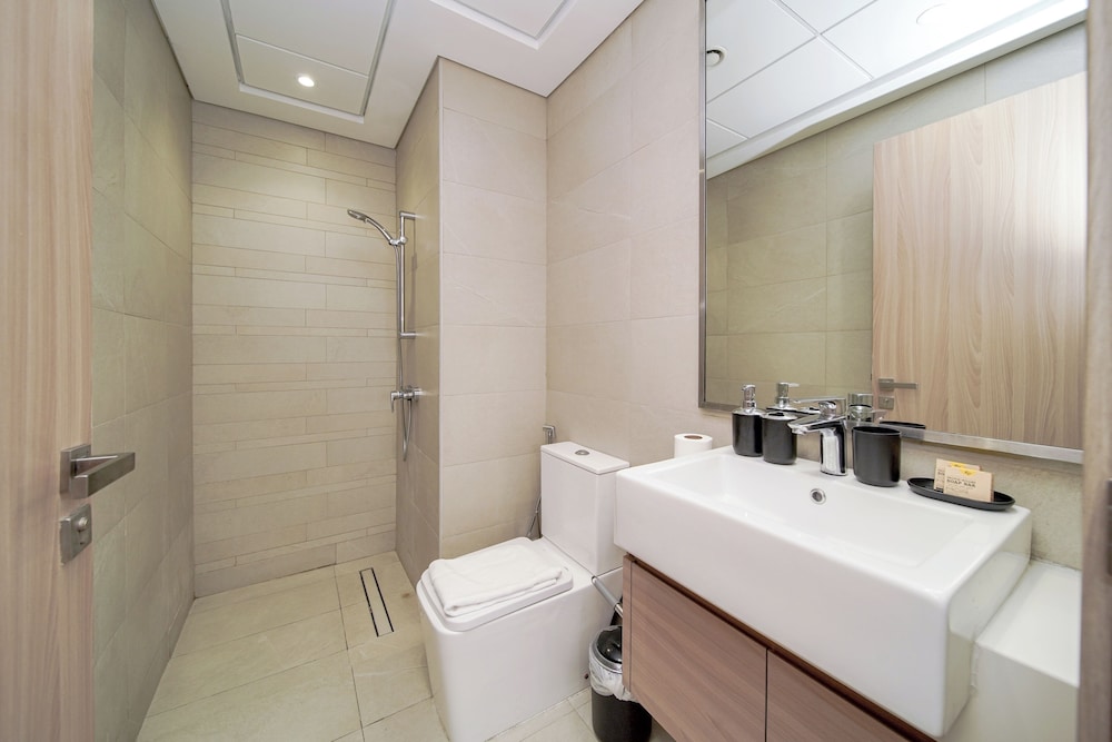 PVH - Stylish 1BR - Azizi Riviera