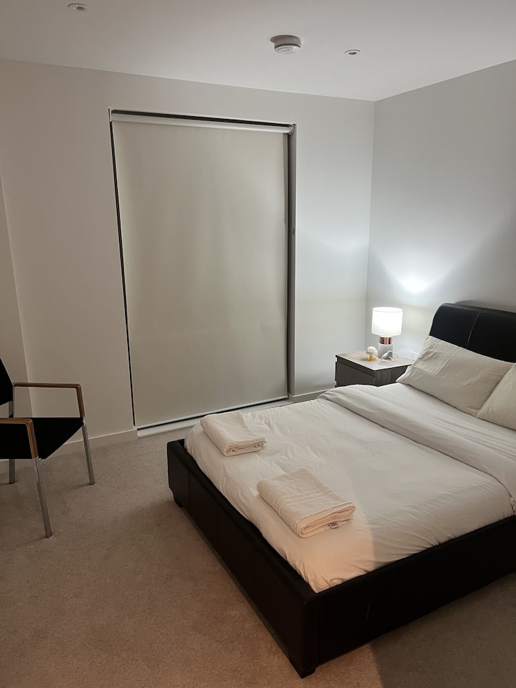 Impeccable 1bed Apartment in the Heart Ofgreenford view 5