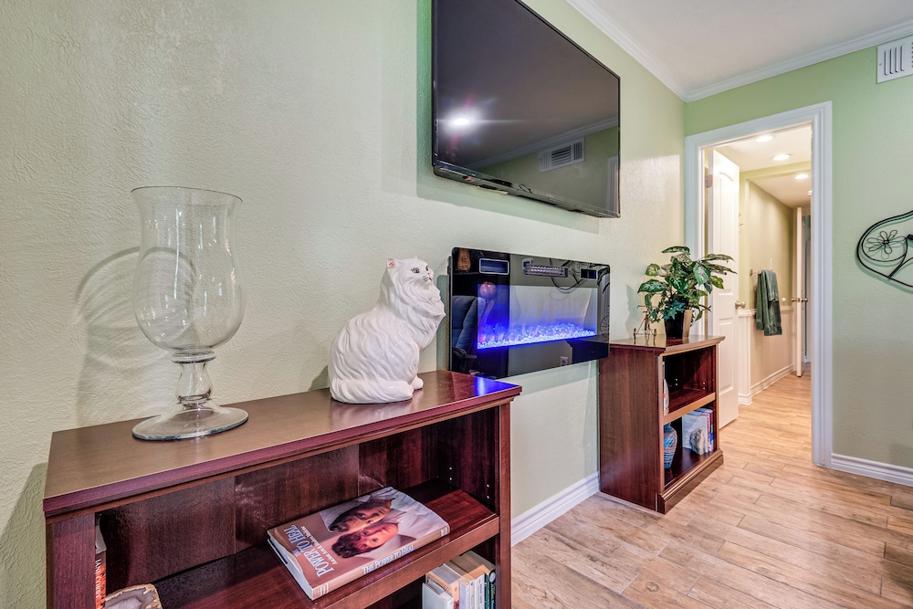 Walk to Lake Conroe - Condo w/ Community Perks!