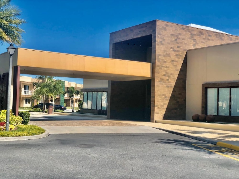 Comfortable 4 BDR House near Disney in Orlando view 2