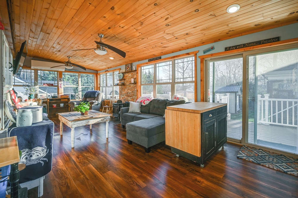 Large Family Home: 5 Mi to Dtwn Hagerstown!