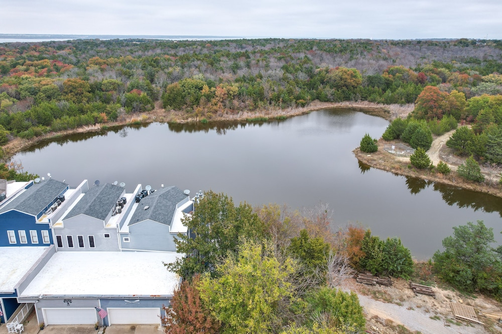 Lakefront Townhome in Pottsboro: Pets Welcome! view 4