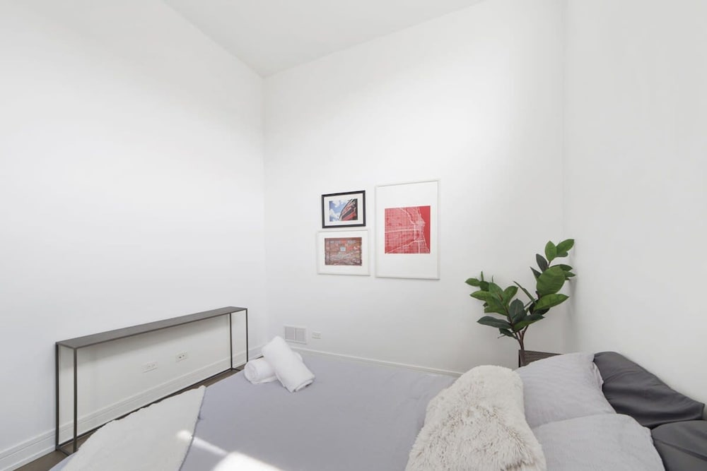 4-bedroom Penthouse w 2 Large Balconies Rooftop