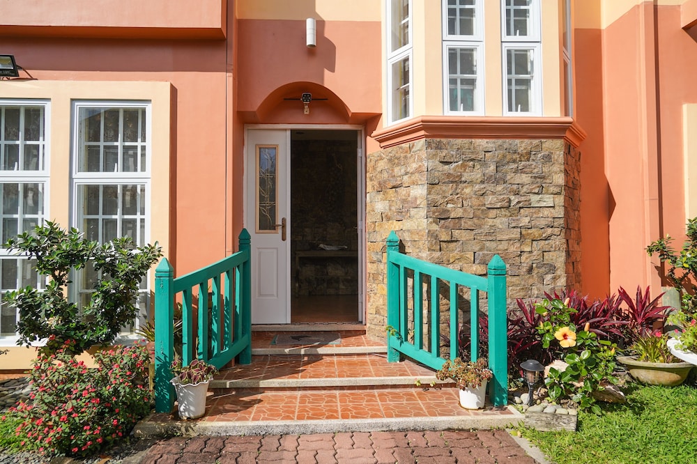 Charming Tagaytay Vacation Home