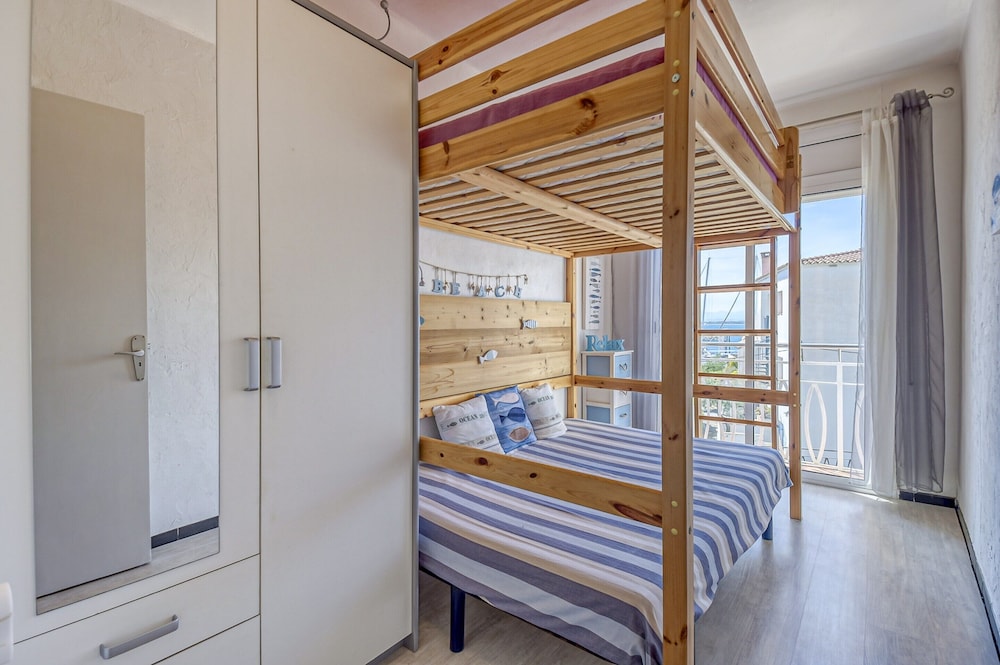 Apartment in Roses Near Platja Dels Palangrers