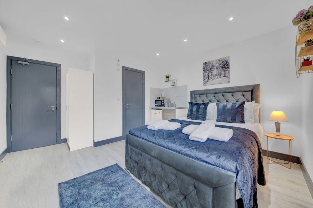 Lovely 1-bed Studio in Feltham view 5