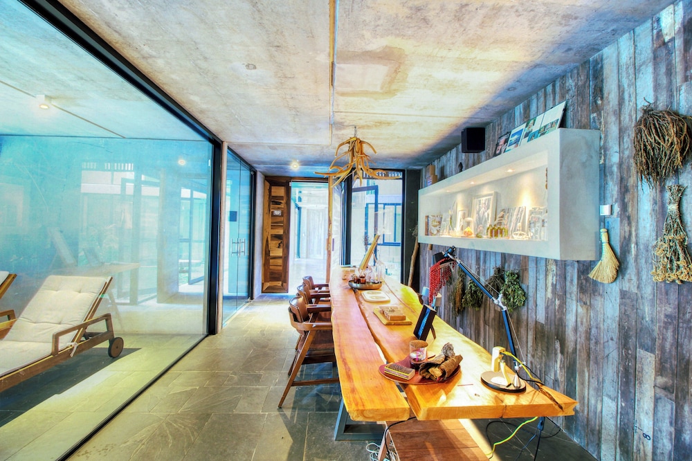 Oceana Suites Be House
