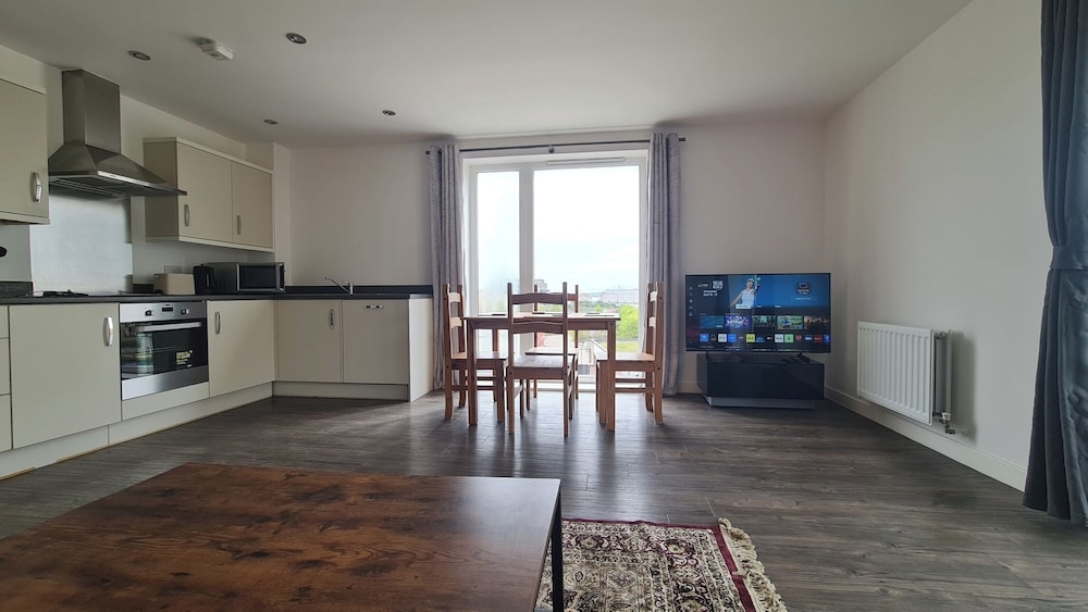 Barking 2 Bed Apt With Parking & Good Travel Links