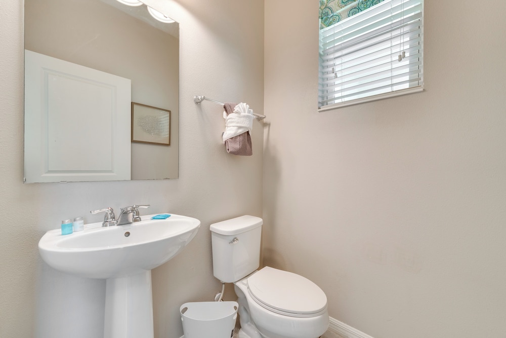 4 Mi to Wdw: Sleek Townhome w/ Community Pool!