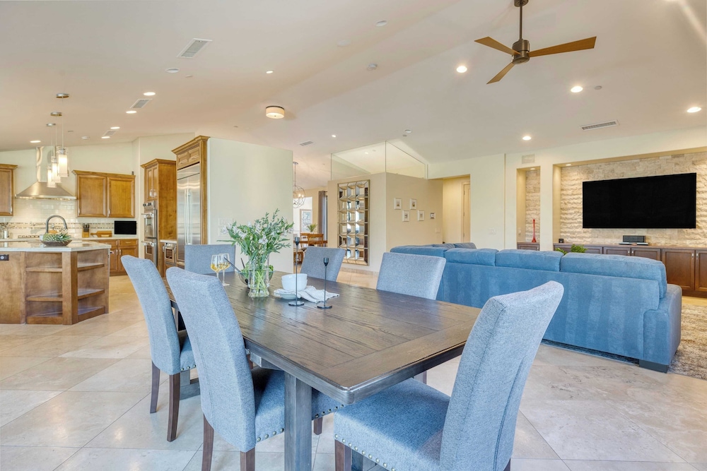 Luxe Scottsdale Oasis With Pool, Hot Tub, Firepit and Outdoor Lounge Avantstay