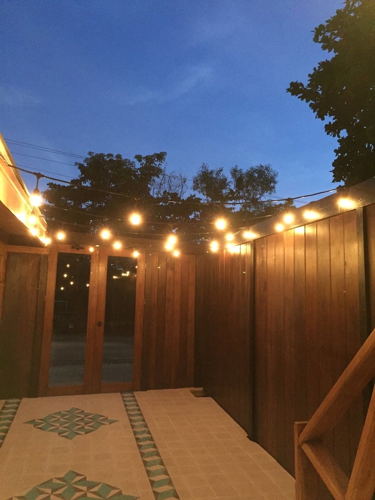 Casa Aura Beachfront Premium Hostel