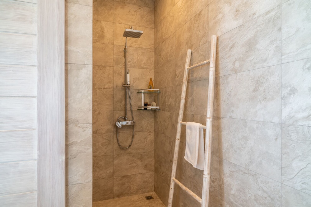 Top Floor 2 Bed Sea View Apartment KBR38