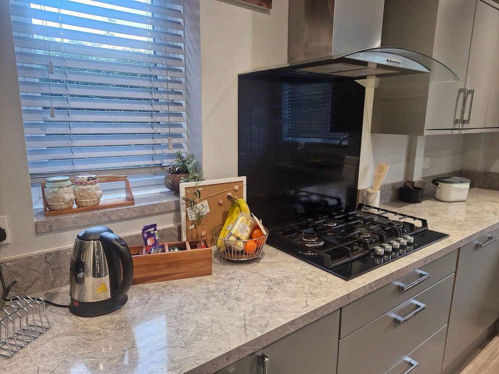 Beautiful Wythenshawe Home Near Airport With Garden & Parking Sleeps 5
