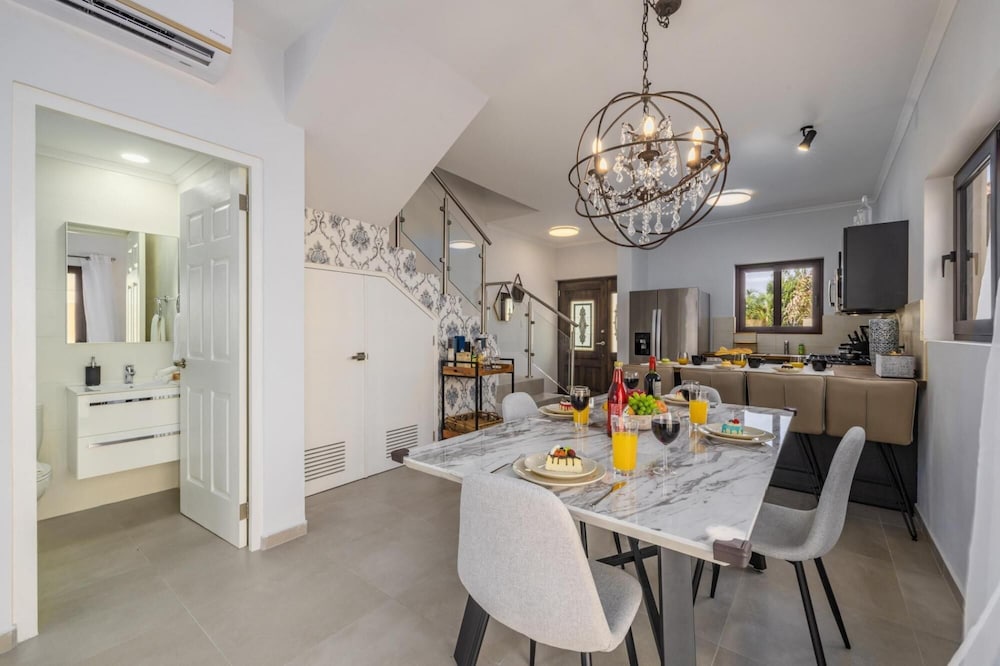 NEW Modern 2 Bedroom Townhome Gold Coast