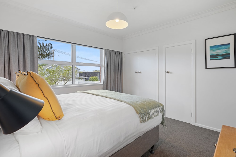 Renovated Takapuna 2BR Apt - Parking view 2