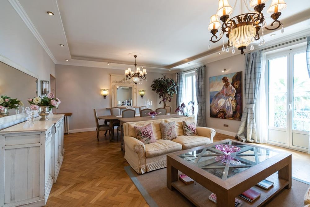 Charming 2 Bedroom apt in Central Cannes Walking Distance to Beaches Croisette and the Palais - 678