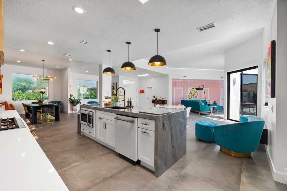 The Lighthouse- Monthly 4 bd 4 bth Pool Spa