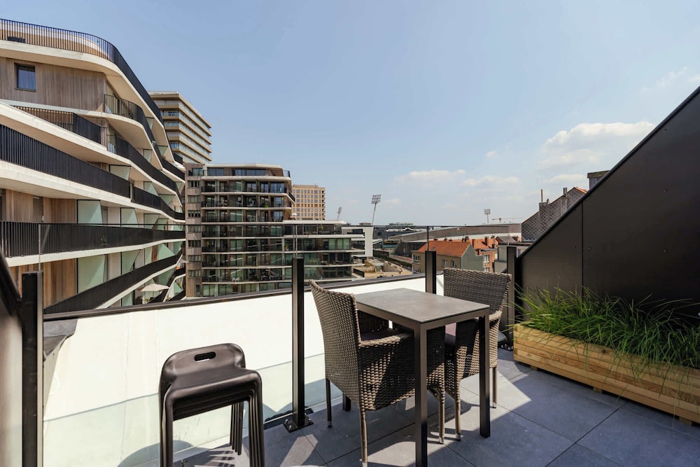 Huswell x Bel Air - Modern City Apartment With Terrace Designer Touches