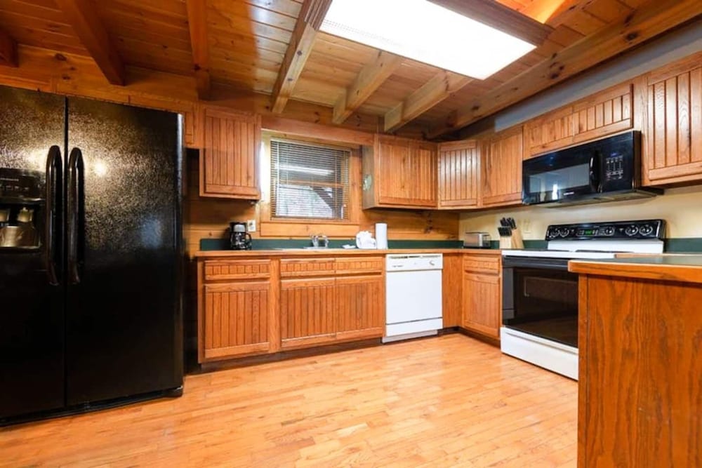 Pigeon Forge Cabin Game Room Dog Friendly Hot Tub