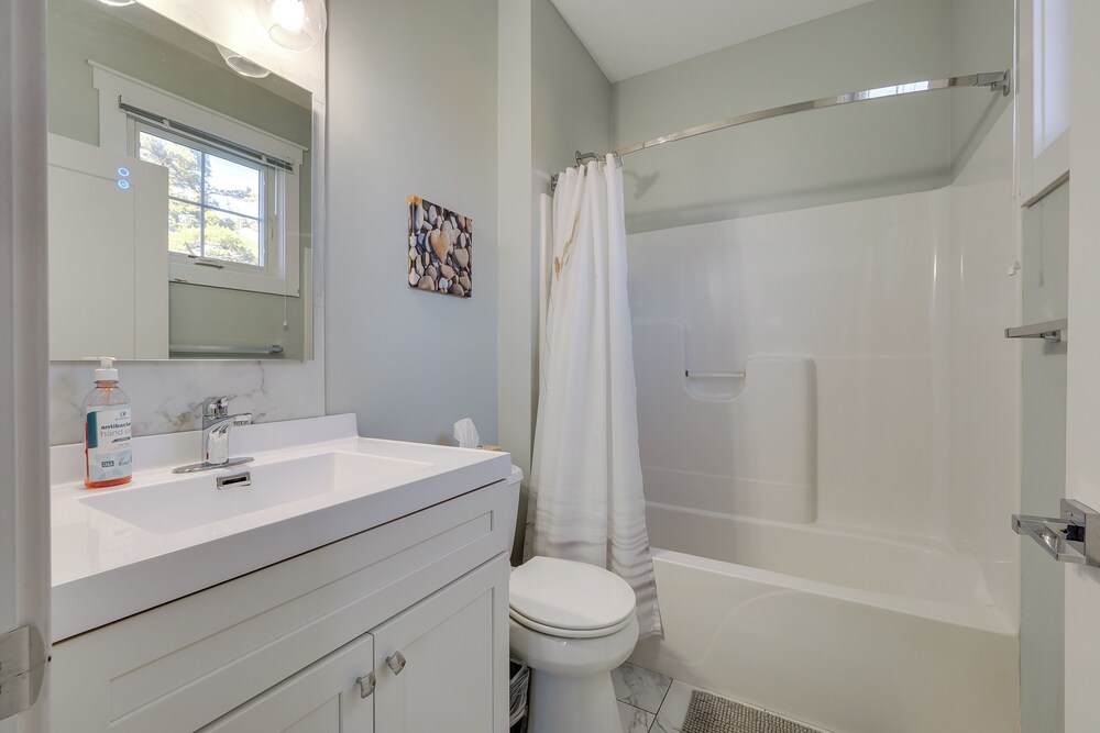 Walk to Front St! Traverse City Condo Near Skiing