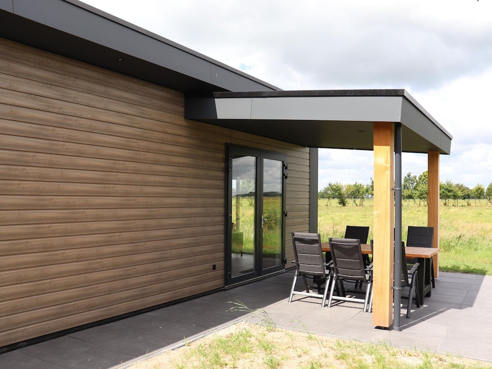 Spacious Chalet in a Rural Location Near Giethoorn