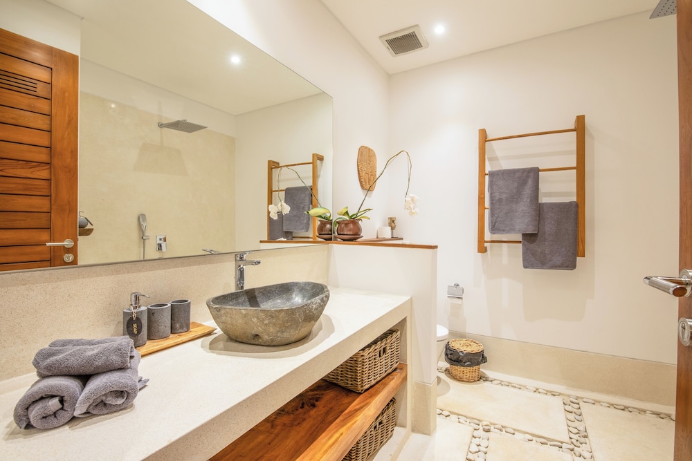 Coastal Comfort: Cozy 4BR Villa, 5 Min Walk to Finns Beach