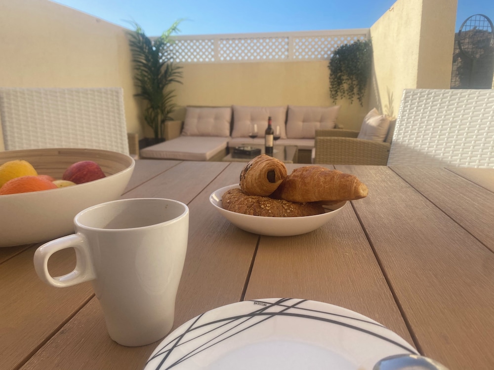 New Renovated Family Home Above Swimming Pool!