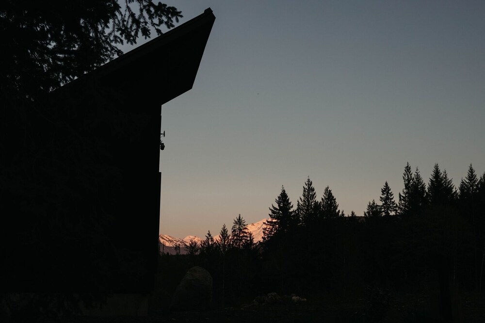 58mf - Wi-fi - Pets Ok - Evc - Amazing Views 2 Bedroom Cabin by RedAwning