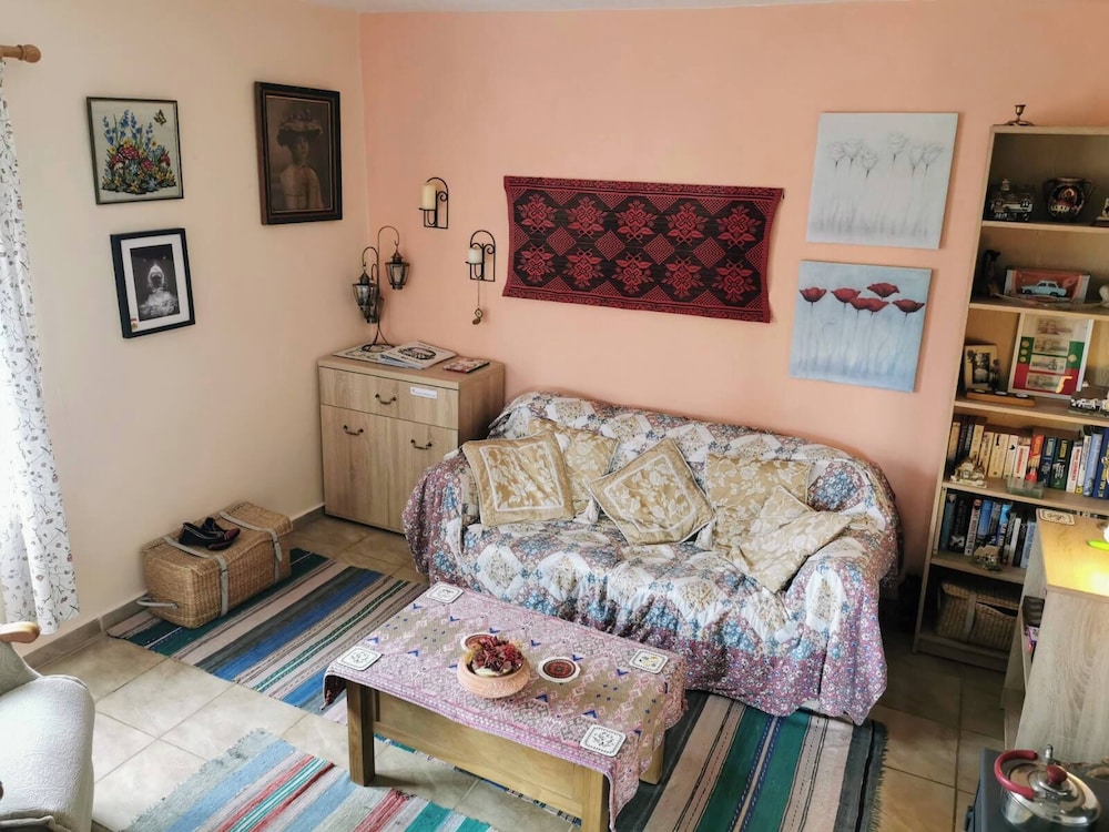 Cozy 1 Bed Cottage in Ognen, Near Karnobat, Burgas view 2