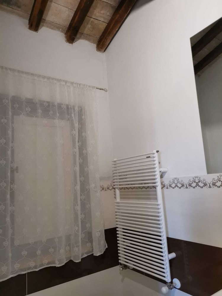 Amaranth House Rooms and Apartments view 2
