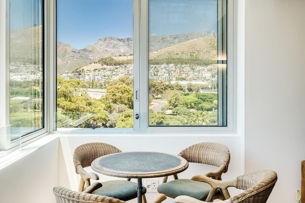 2bed Mouille Point Apartment w Amazing Cape Views