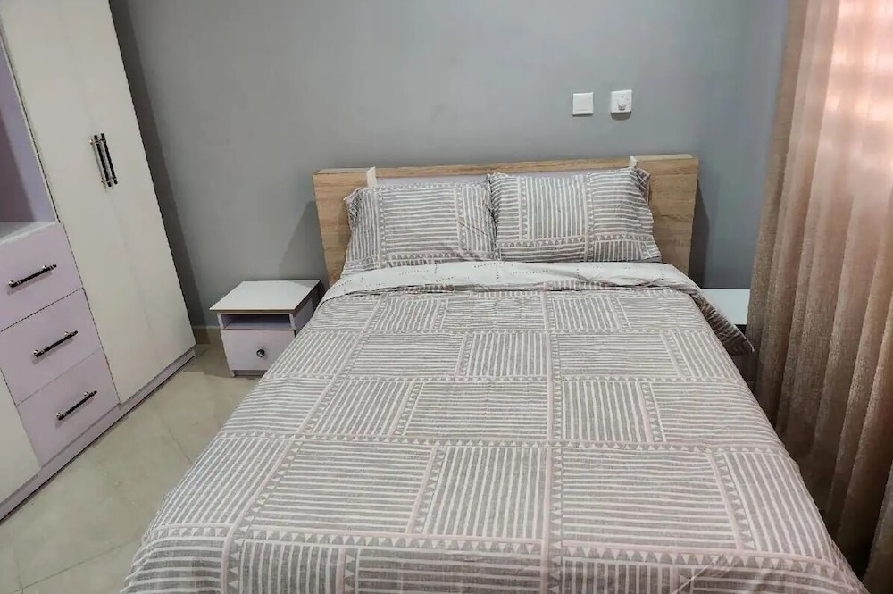 Beautiful Cozy 2 Bed Near Highway