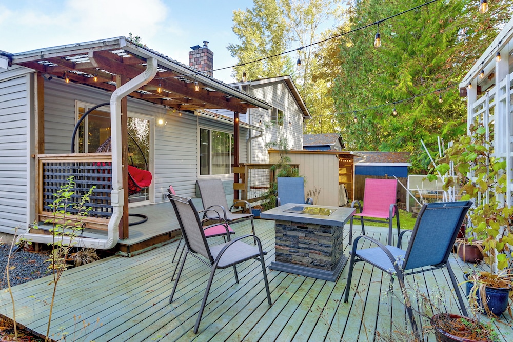 Family Retreat w/ Hot Tub & Game Room in Everett!