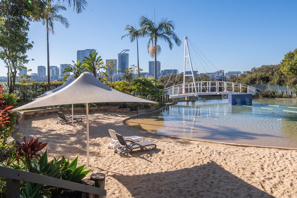 Bright 2-bed Apartment Near Wentworth Point Sights