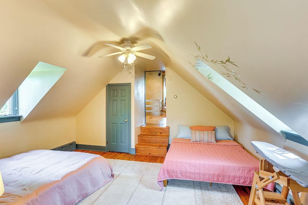 8 Mi to Reading: Spacious Farmhouse Retreat!
