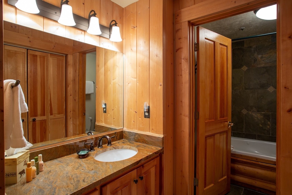 Comstock Lodge at Deer Valley Resort - Two Bedroom Condo with Hot Tub #101 2 Condo
