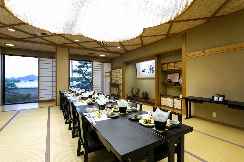 Uminomieruyado Muramiya