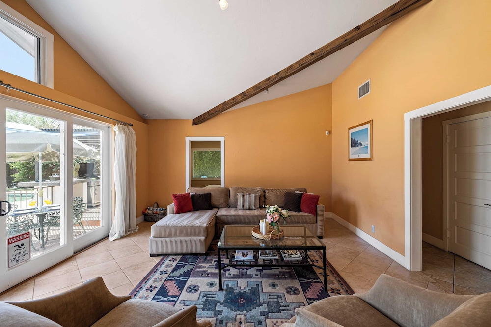 Dandelion by Avantstay Pool, 0.2mi to Downtown!
