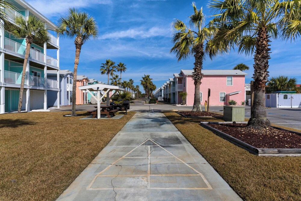 Sand Castles West A4: Steps to Beach, Pools, Private Balcony & More!