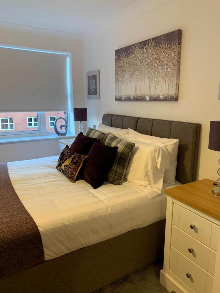 Absolute Stays At The Qube - Families Contractors, Free Wifi view 4