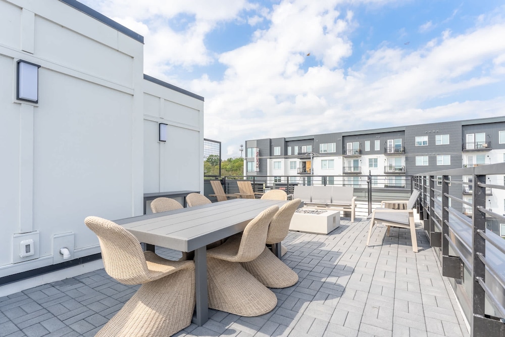Luxe 4BR Retreat With Rooftop Fire Pit Garage